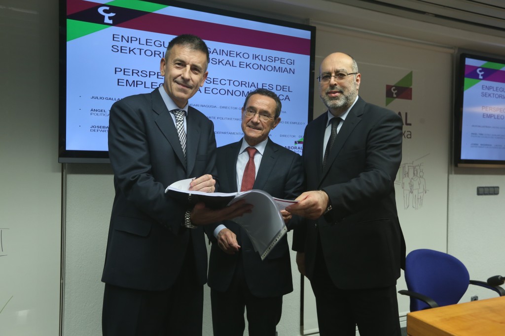 (de izda a derecha) Joseba Madadiaga, Ángel Toña y Julio Gallastegui momentos antes de la presentación del informe