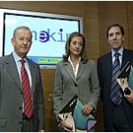 De izquierda a derecha: José Ramón Guridi (Diputado Foral de Innovación y Sociedad del Conocimiento), Julia Fernández (Presidenta de Aspegi, Asociación de Profesionales y Empresarias de Gipuzkoa), y Koldo Aizpurua (Director Regional de Caja Laboral).