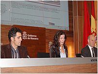 En la foto de izquierda a derecha están el Presidente del Jurado, D. Miguel Induráin, la Consejera de Bienestar Social del Gobierno de Navarra, Dña. Mª Isabel García Malo y el Director Regional de Caja Laboral, D. Alfonso García Liberal.