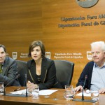 Izquierda, Koldo Aizpurua, Director Regional. Centro: Maite Etxaniz, Diputada de Política Social. Derecha: Agustín Ugarte, Presidente de Behar Bidasoa